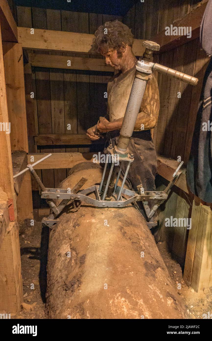 Ein Diorama eines Experten für die Entsorgung von Bomben aus dem Zweiten Weltkrieg bei der Arbeit, Eden Camp Modern History Theme Museum in der Nähe von Malton, North Yorkshire, England. Stockfoto