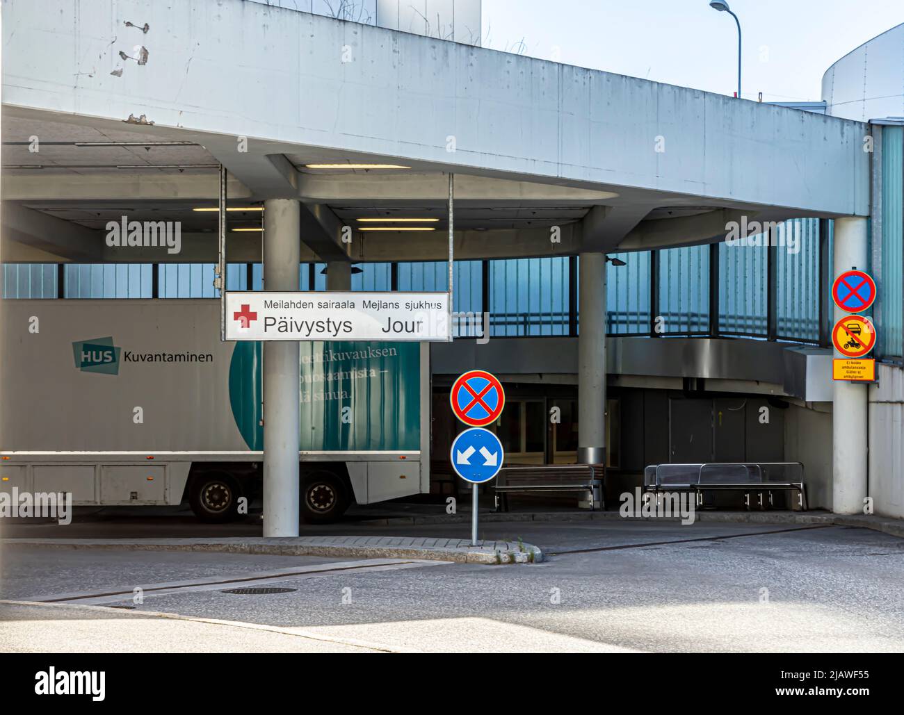 Die Ambulanzrampe zur Notaufnahme des Meilahti Tower Hospital in Helsinki, Finnland. Eine mobile MRT-Einheit ist ebenfalls sichtbar. Stockfoto