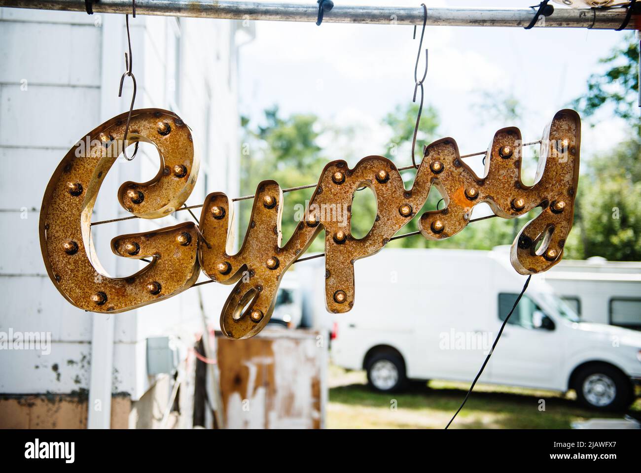 Zigeunerschild mit Leuchten zum Verkauf auf dem Brimfield Flohmarkt, Massachusetts Stockfoto