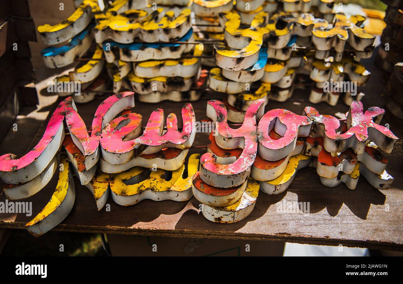 Vintage New York steht auf dem Brimfield Flohmarkt in Massachusetts zum Verkauf Stockfoto