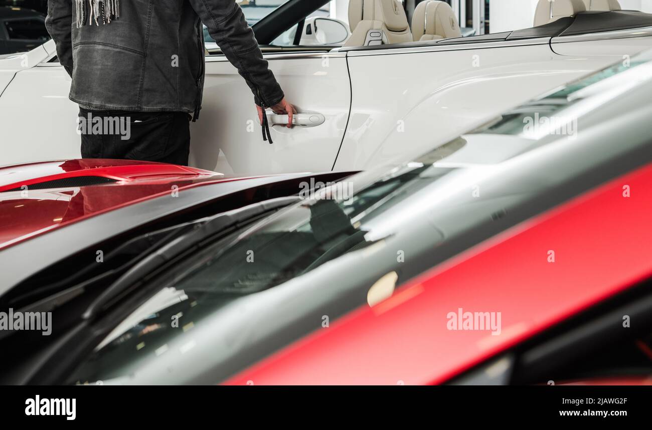 Wohlhabender Käufer auf der Suche nach einem neuen Premium-Luxus- oder Exotic-Auto im Händlerbetrieb Showroom. Automobilindustrie. Stockfoto