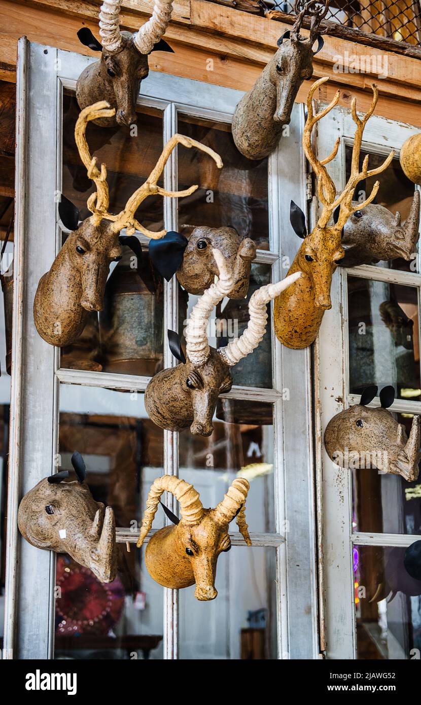 Tierkopfskulpturen zum Verkauf auf dem Brimfield Flohmarkt, Massachusetts Stockfoto