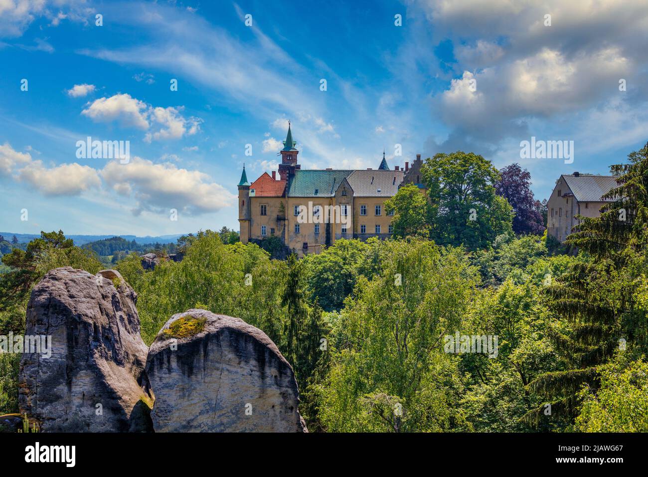 Burg Hruba skala auf der Spitze von Sandsteinfelsen gebaut. Böhmisches Paradies, Tschechisch: Cesky raj, Tschechische Republik. Burg Hruba Skala, Böhmisches Paradies reg Stockfoto
