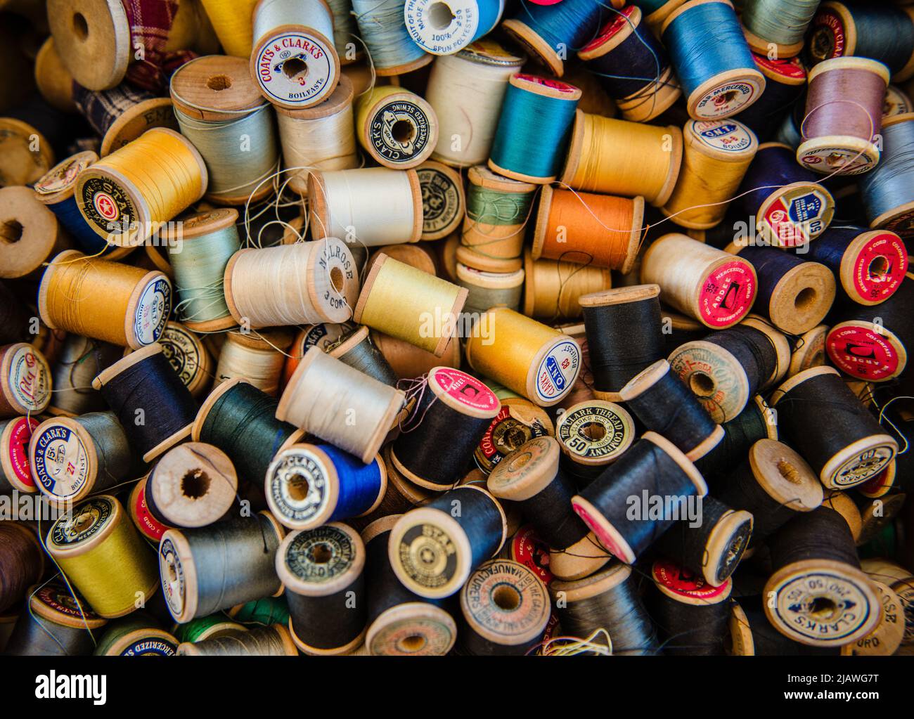 Farbenfroher Faden zum Verkauf auf dem Brimfield Flohmarkt, Massachusetts Stockfoto