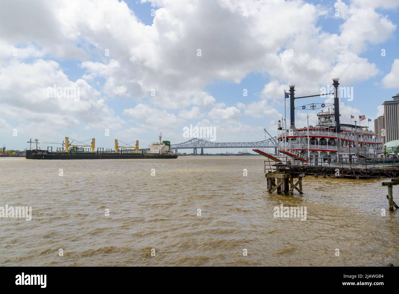 NEW ORLEANS, LA, USA - 23. APRIL 2022: Die Flussbootstadt New Orleans und der Massengutfrachter Viyada Naree auf dem Mississippi River mit dem Halbmond Stockfoto