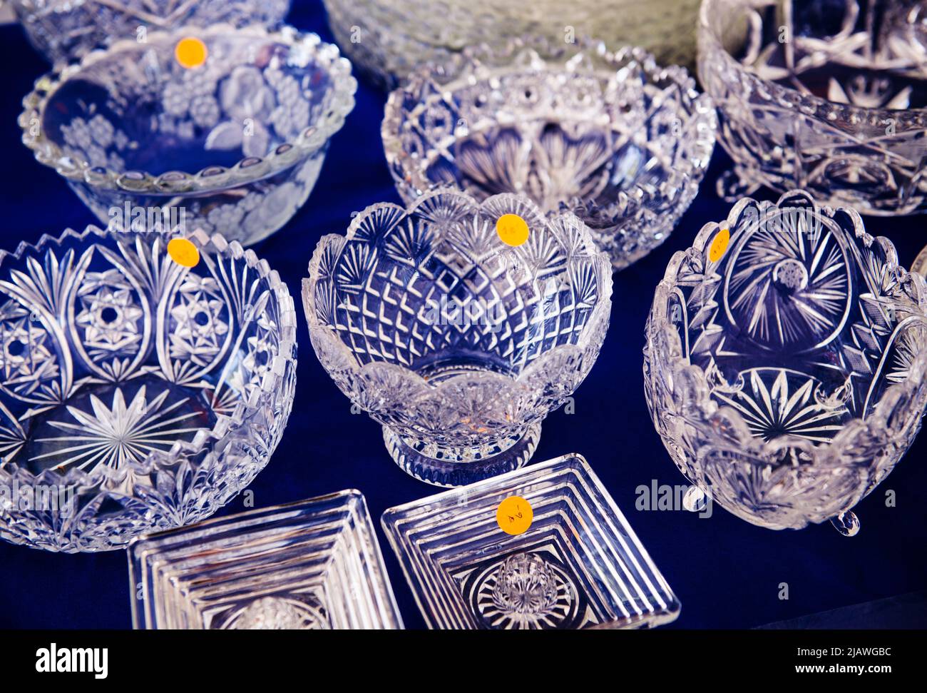 Antike Glaswaren auf dem Brimfield Flohmarkt, Massachusetts Stockfoto