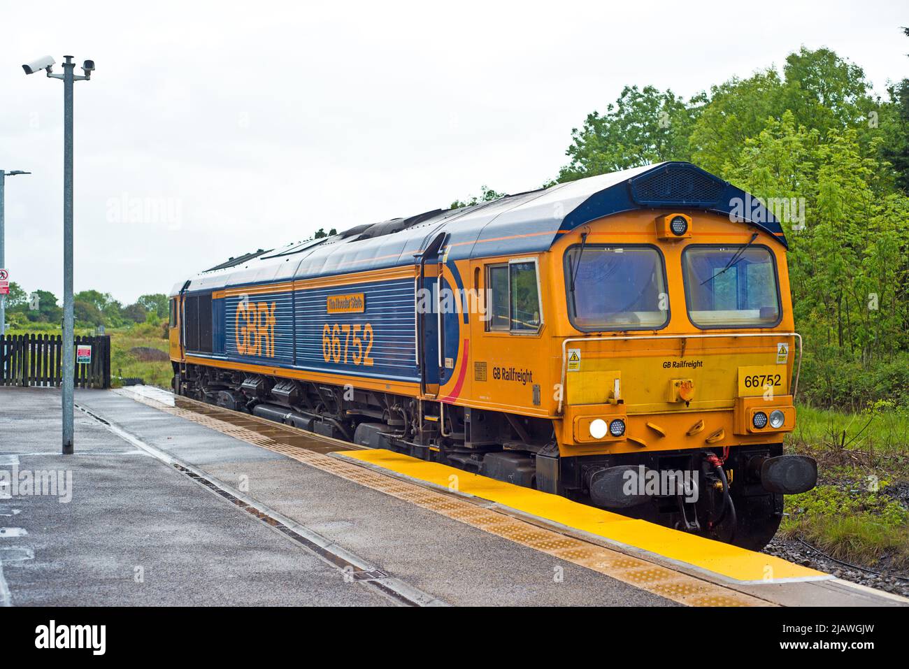 GBRF Class 66752 der Hoosier State bei einem Crew-Wechsel am Eaglescliffe Railway Station, Stockton on Tees, Cleveland, England Stockfoto