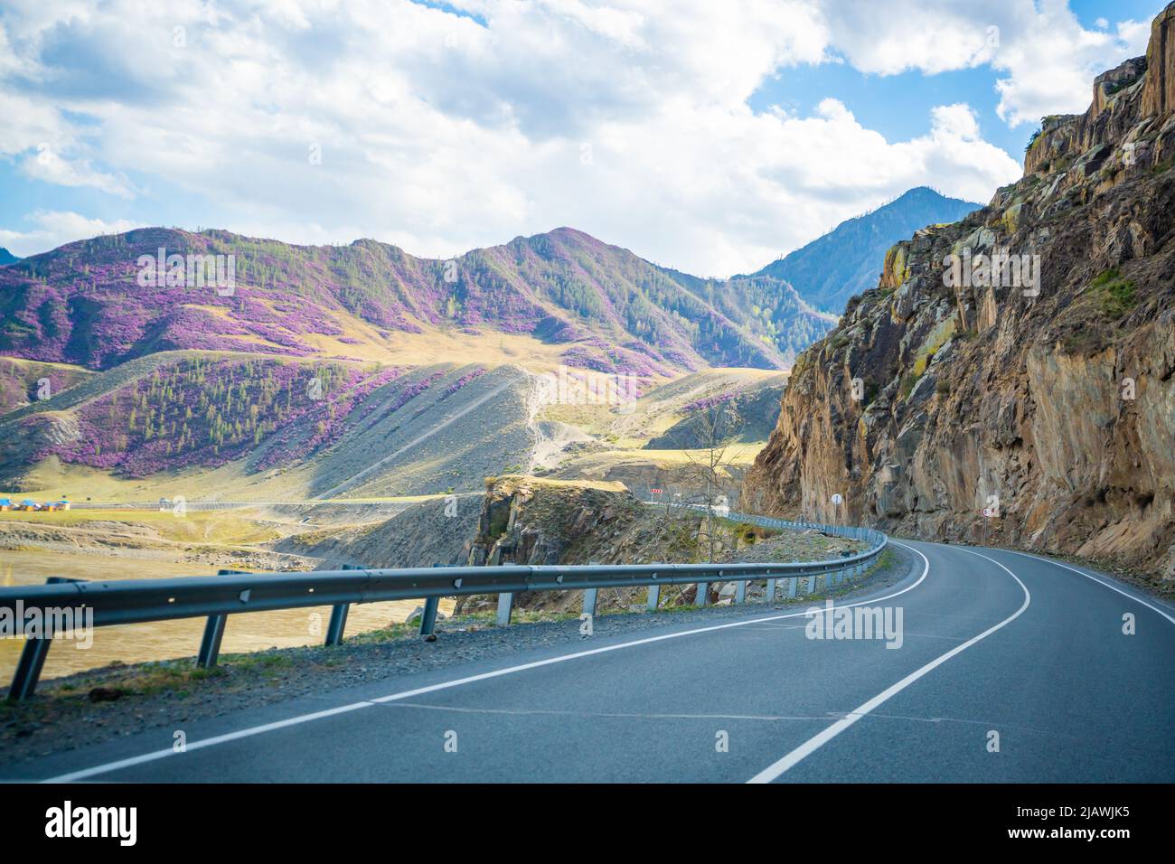 Chuysky Trakt ist Bergstraße mit schöner Aussicht in Altai, Russland Stockfoto