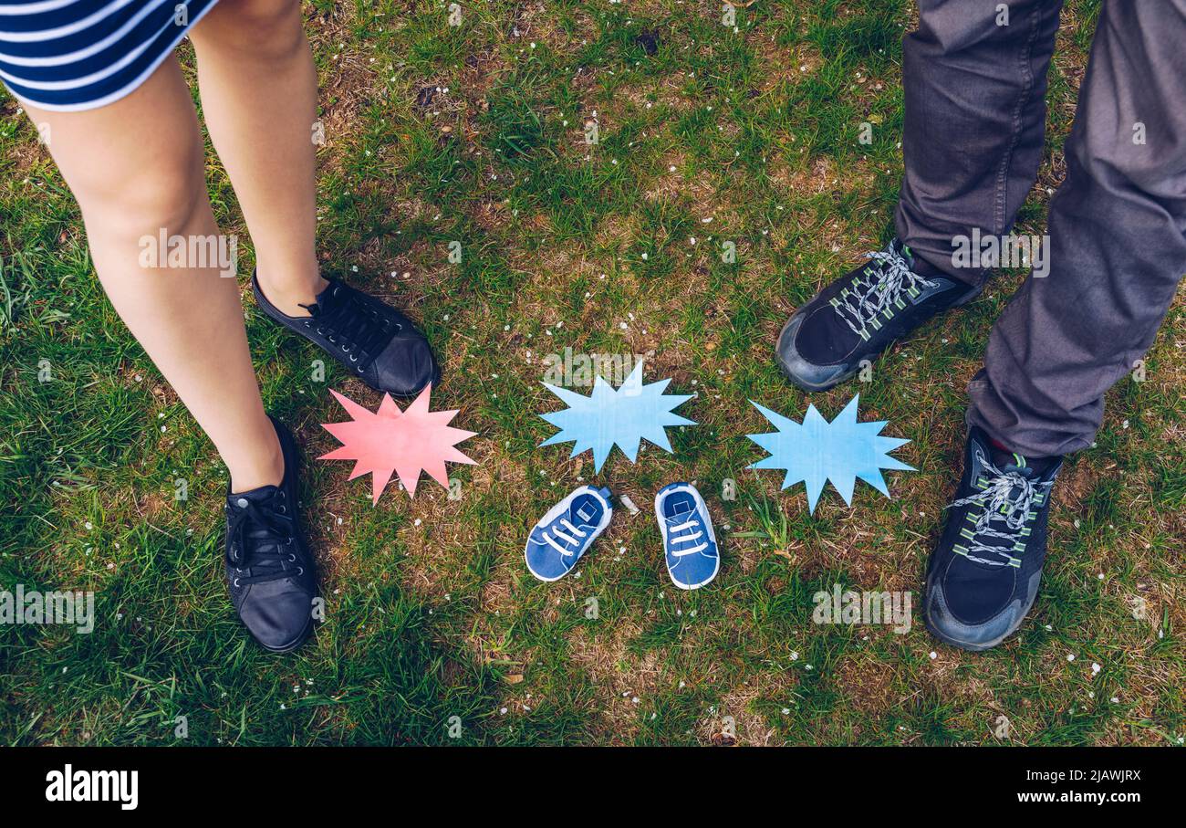 Junges Paar wartet auf Baby. Erwartet Eltern mit kleinen Baby junge Schuhe. Konzept der werdende Eltern. Schuhe und Turnschuhe von Eltern und erwarteten Baby Stockfoto