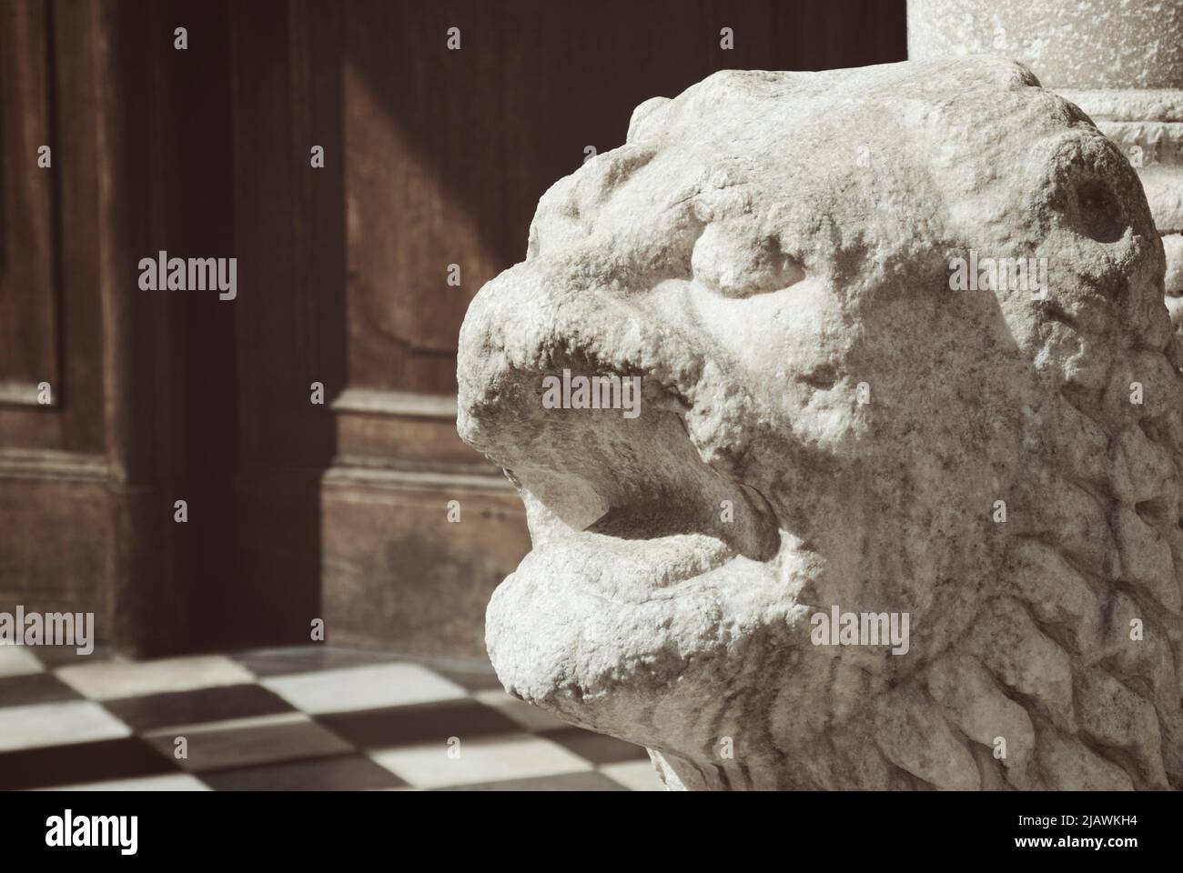 löwenkopf am Eingang der Basilika Santa Maria Maggiore in Bergamo, Italien Stockfoto