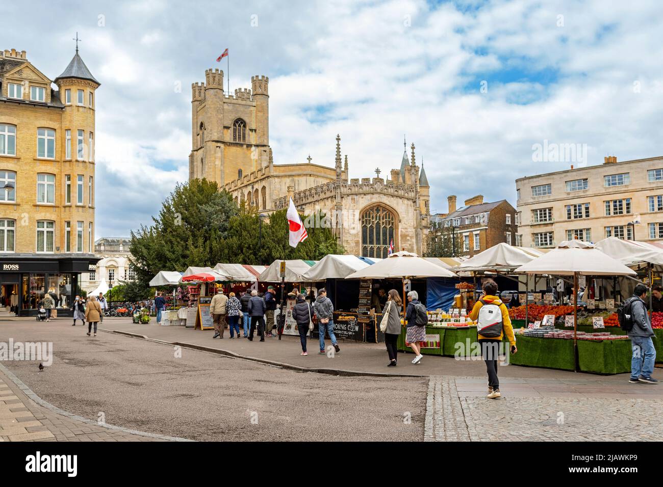 Markttag auf dem historischen Marktplatz im Zentrum von Cambridge, mit Blick auf die Kirche St. Mary the Great, Cambridge, Cambridgeshire, England. Stockfoto