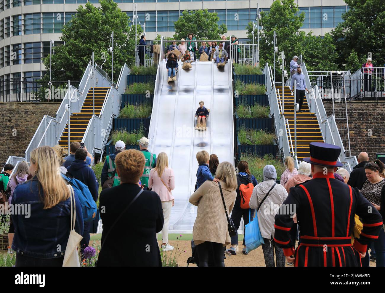 London, Großbritannien, 1.. Juni 2022. Superbloom wird am Tower of London eröffnet, um das Platinum Jubilee der Königin zu feiern, mit 20 Millionen Wildblumen, die gepflanzt und entwickelt wurden, um Bestäuber anzuziehen. Die Rutsche hinunter in den Graben erwies sich bei Familien als beliebt! Kredit :Monica Wells/Alamy Live Nachrichten Stockfoto