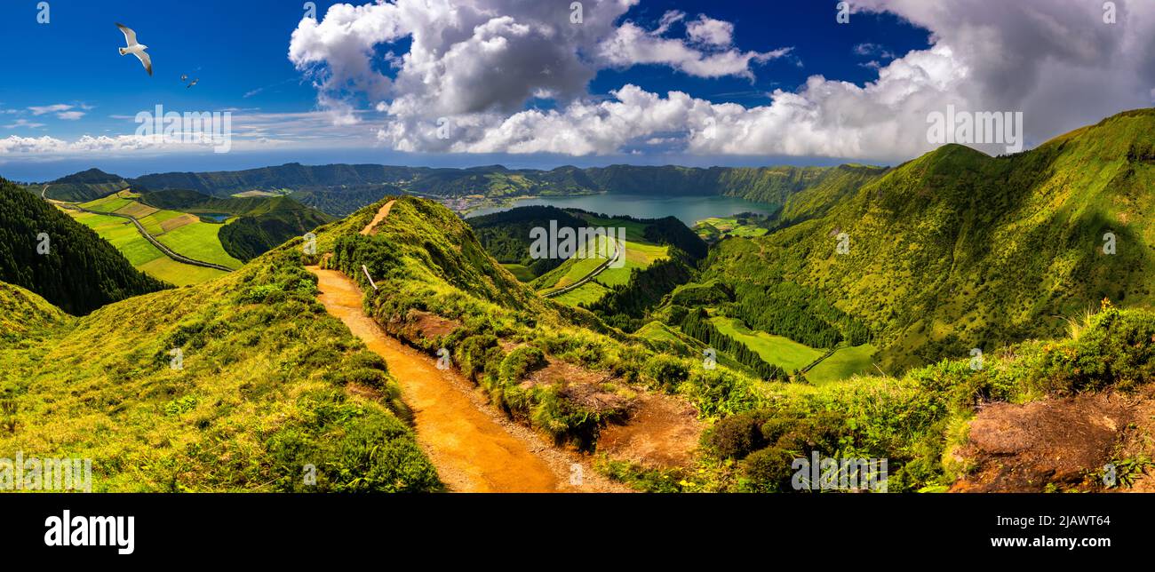 Blick auf Sete Cidades nahe Miradouro da Grota do Inferno Aussichtspunkt, Sao Miguel Insel, Azoren, Portugal. Aussichtspunkt Grota do Inferno bei Sete Cidades an Stockfoto