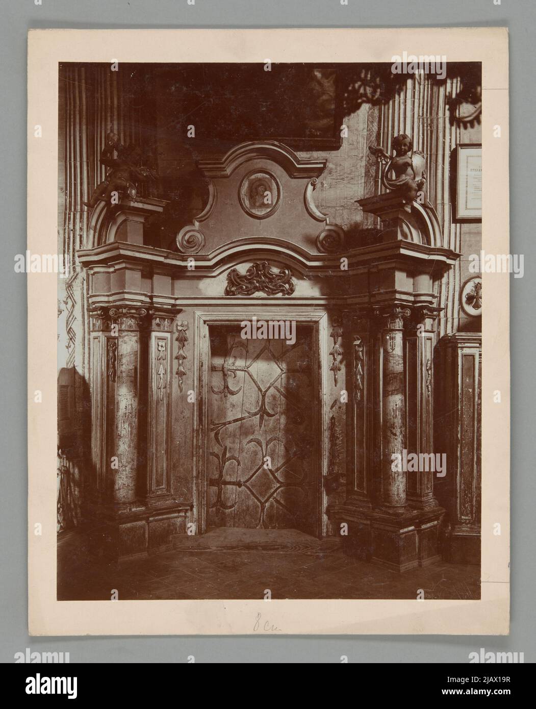 Szalowa Holzkirche des heiligen Erzengels Michael ein Portal mit Säulen mit einem gebrochenen halbkreisförmigen Abutment mit Putt unbekannt ausgestattet enthalten Stockfoto