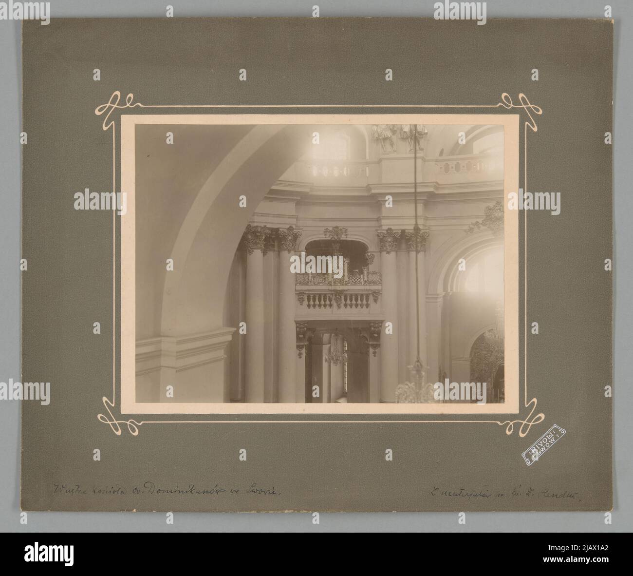 Lviv die Kirche von Corpus Christi, Dominikaner ein Fragment des Innenraums mit einer Ansicht von Emporaden und Artikulation in Paaren von eingebetteten Säulen mit gebrochenen Balken (glatte Architeravia mit Gesimsen) Rivoli Pflanze Stockfoto