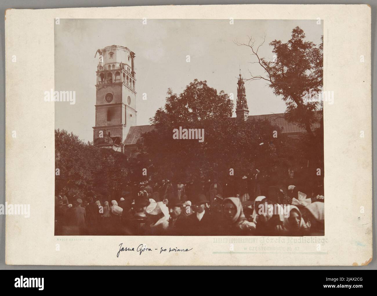 Częstochowa die Kirche der seligen Jungfrau Maria, das Heiligtum der Gottesmutter Königin von Polen in Jasna Góra, die PauIIne Väter Blick auf das Gebäude aus dem Süden nach dem Feuer der Turmkuppel Gesichter der Pilger im Vordergrund Rudlicki, Józef Stockfoto