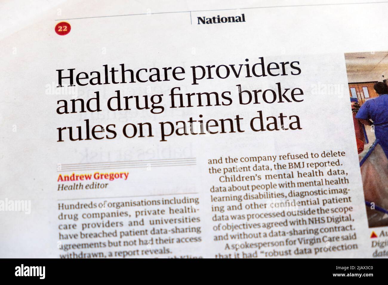 „Gesundheitsdienstleister und Pharmaunternehmen haben Regeln für Patientendaten gebrochen“, titelt die Zeitung Guardian Recycling-Artikel Clipping 12 May 2022 London England Großbritannien Stockfoto