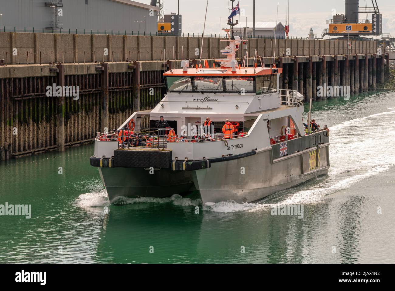 Ankunft von Migranten, Port of Dover, Kent, Großbritannien. 1.. Juni 2022. Über 60 Migranten kommen heute auf dem ersten von mehreren Booten über den Ärmelkanal an, die von Border Force & der Royal Navy abgefangen und zur Verarbeitung nach Dover gebracht wurden. Kredit: Reppans/Alamy Live Nachrichten Stockfoto