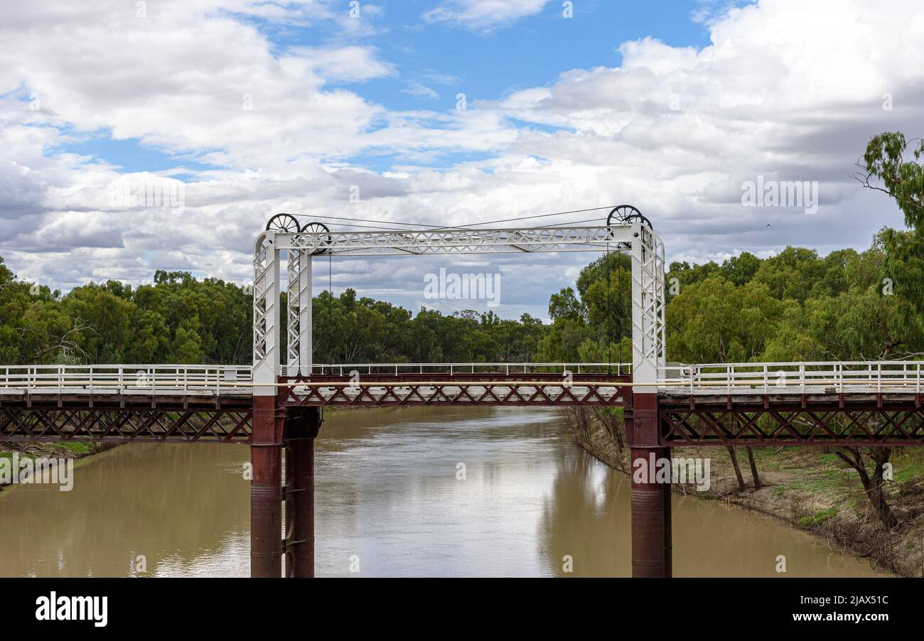 Der Lift spannt sich über die North Bourke Bridge über den Darling River in New South Wales Stockfoto