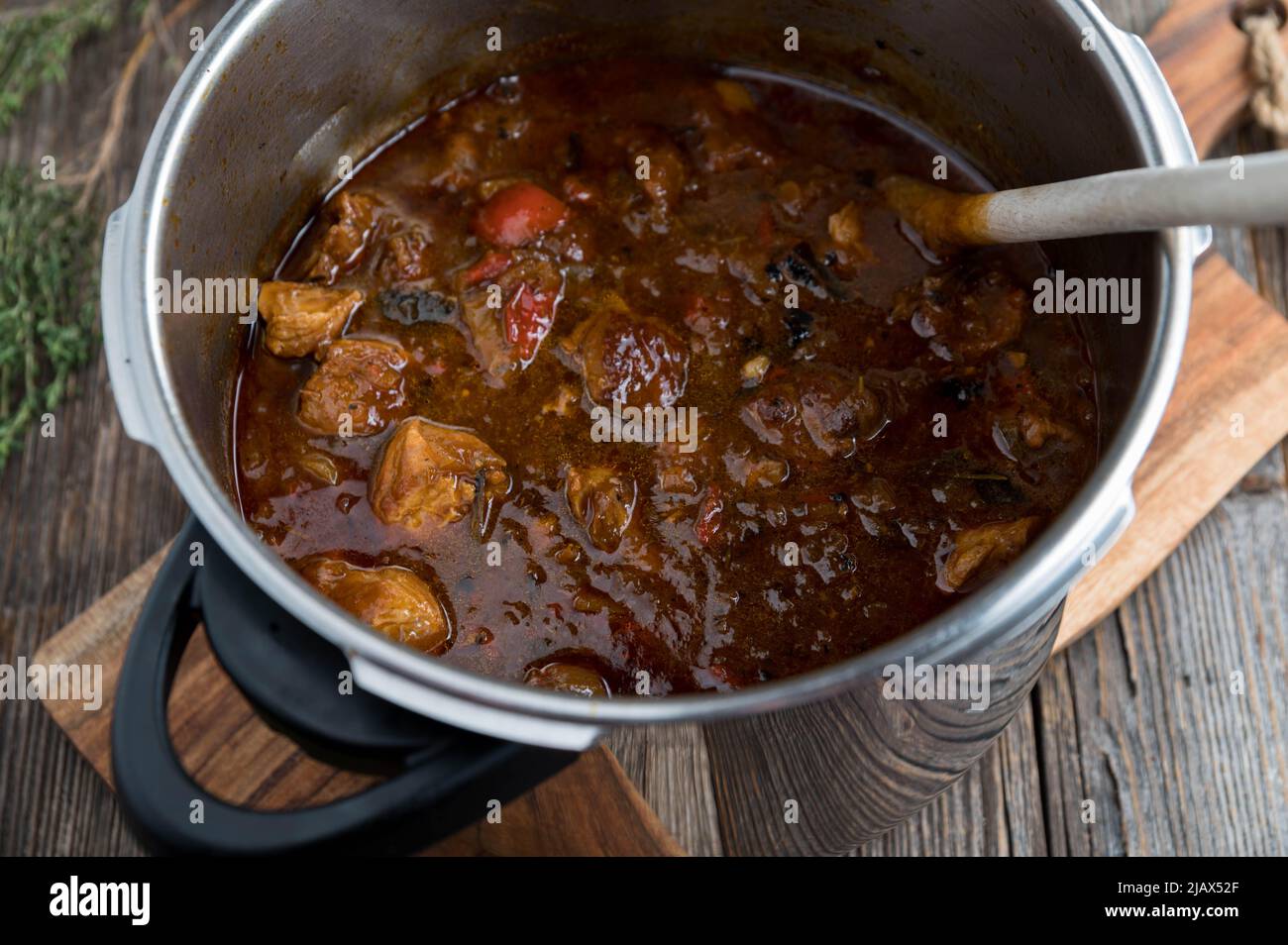 Schweinegulasch aus dem Schnellkochtopf Stockfoto