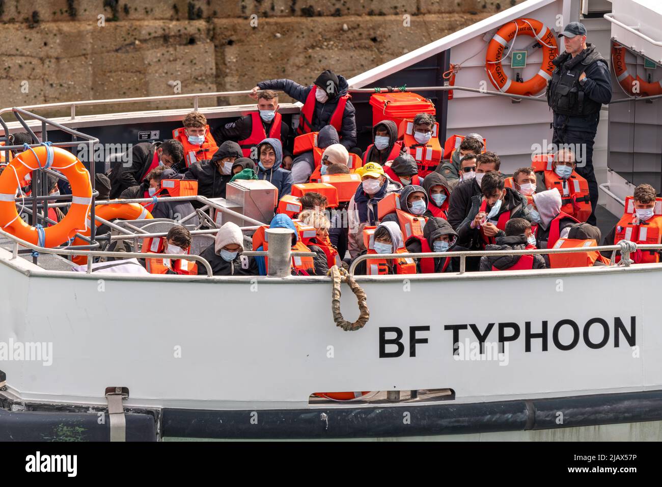 Ankunft von Migranten, Port of Dover, Kent, Großbritannien. 1.. Juni 2022. Über 60 Migranten kommen heute auf dem ersten von mehreren Booten über den Ärmelkanal an, die von Border Force & der Royal Navy abgefangen und zur Verarbeitung nach Dover gebracht wurden. Kredit: Reppans/Alamy Live Nachrichten Stockfoto