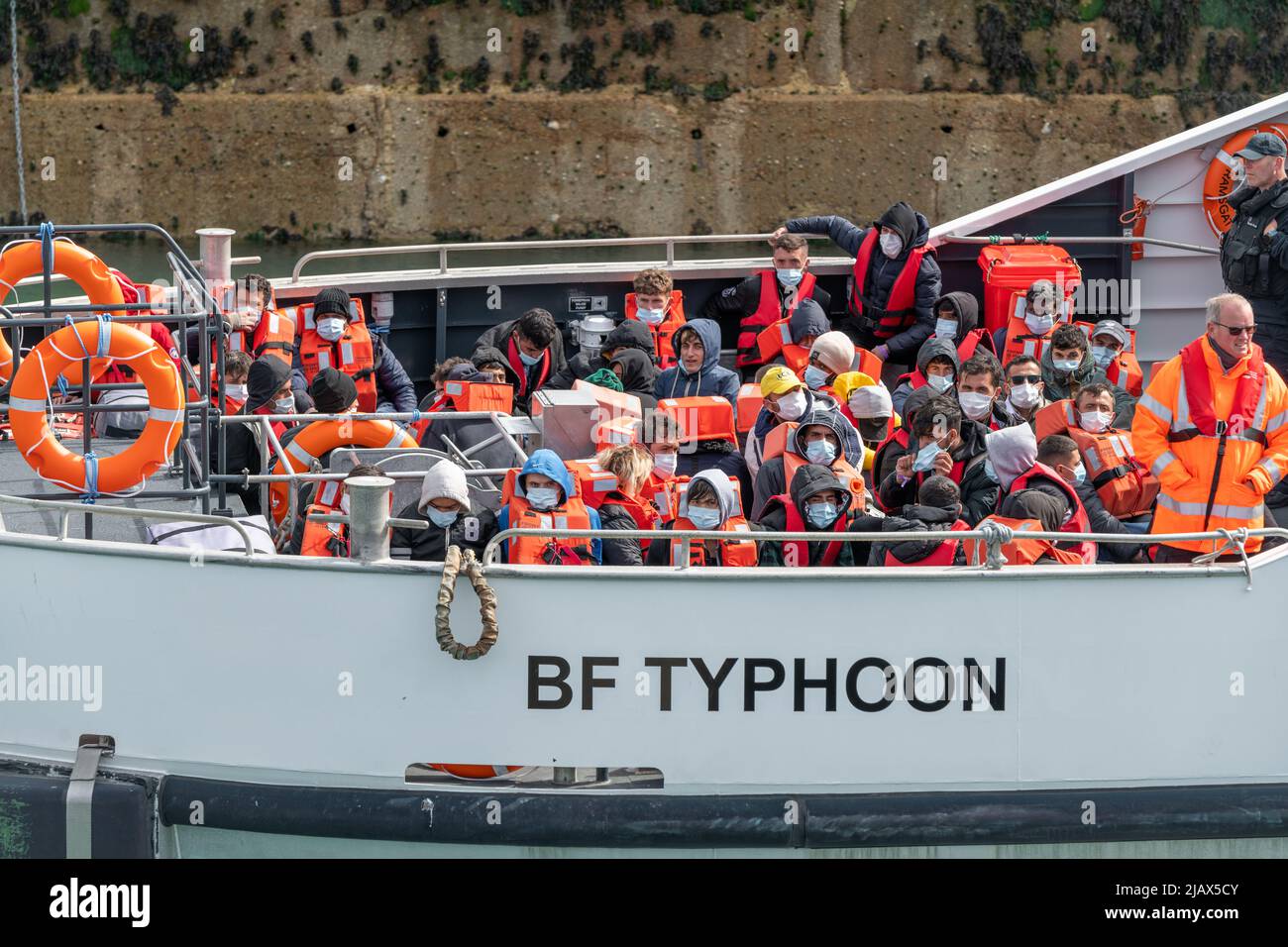 Ankunft von Migranten, Port of Dover, Kent, Großbritannien. 1.. Juni 2022. Über 60 Migranten kommen heute auf dem ersten von mehreren Booten über den Ärmelkanal an, die von Border Force & der Royal Navy abgefangen und zur Verarbeitung nach Dover gebracht wurden. Kredit: Reppans/Alamy Live Nachrichten Stockfoto