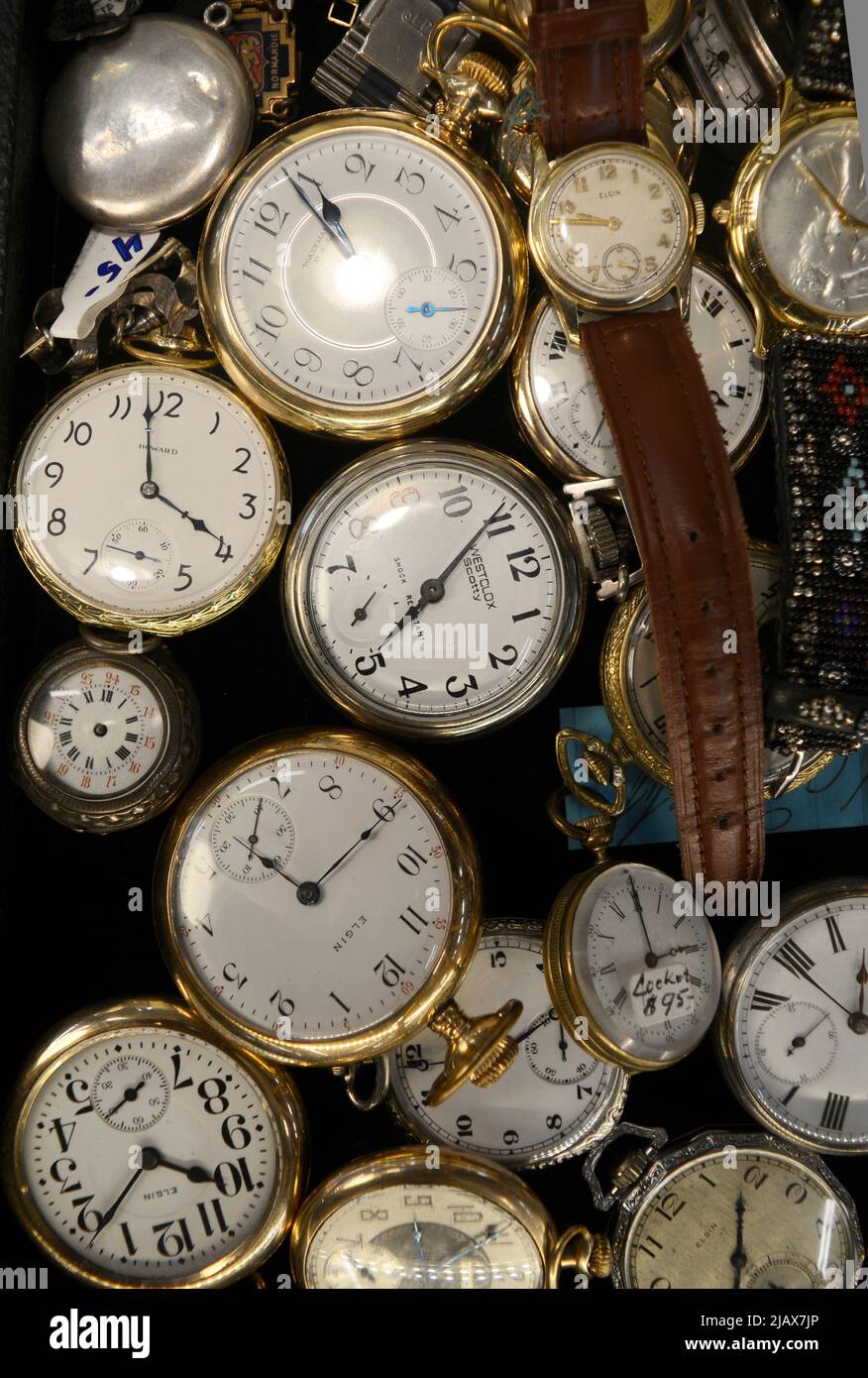 Eine Auswahl an Vintage-Uhren zum Verkauf in einem Antiquitätengeschäft in Santa Fe, New Mexico. Stockfoto