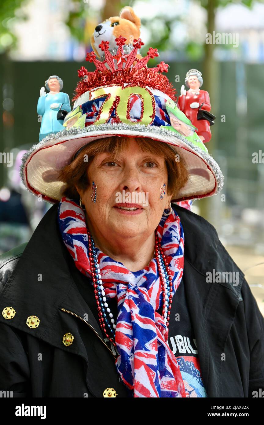 London, Großbritannien. 1. Juni 2022. Donna Werner aus Connecticut. Fans der Queen versammelten sich heute in der Mall, um einen Platz für ihre Zelte in der Nähe des Buckingham Palace zu reservieren. Sie alle schienen begeistert, das Platin-Jubiläum zu feiern, das vom 2.. Bis 5.. Juni 2022 stattfindet. Kredit: michael melia/Alamy Live Nachrichten Stockfoto