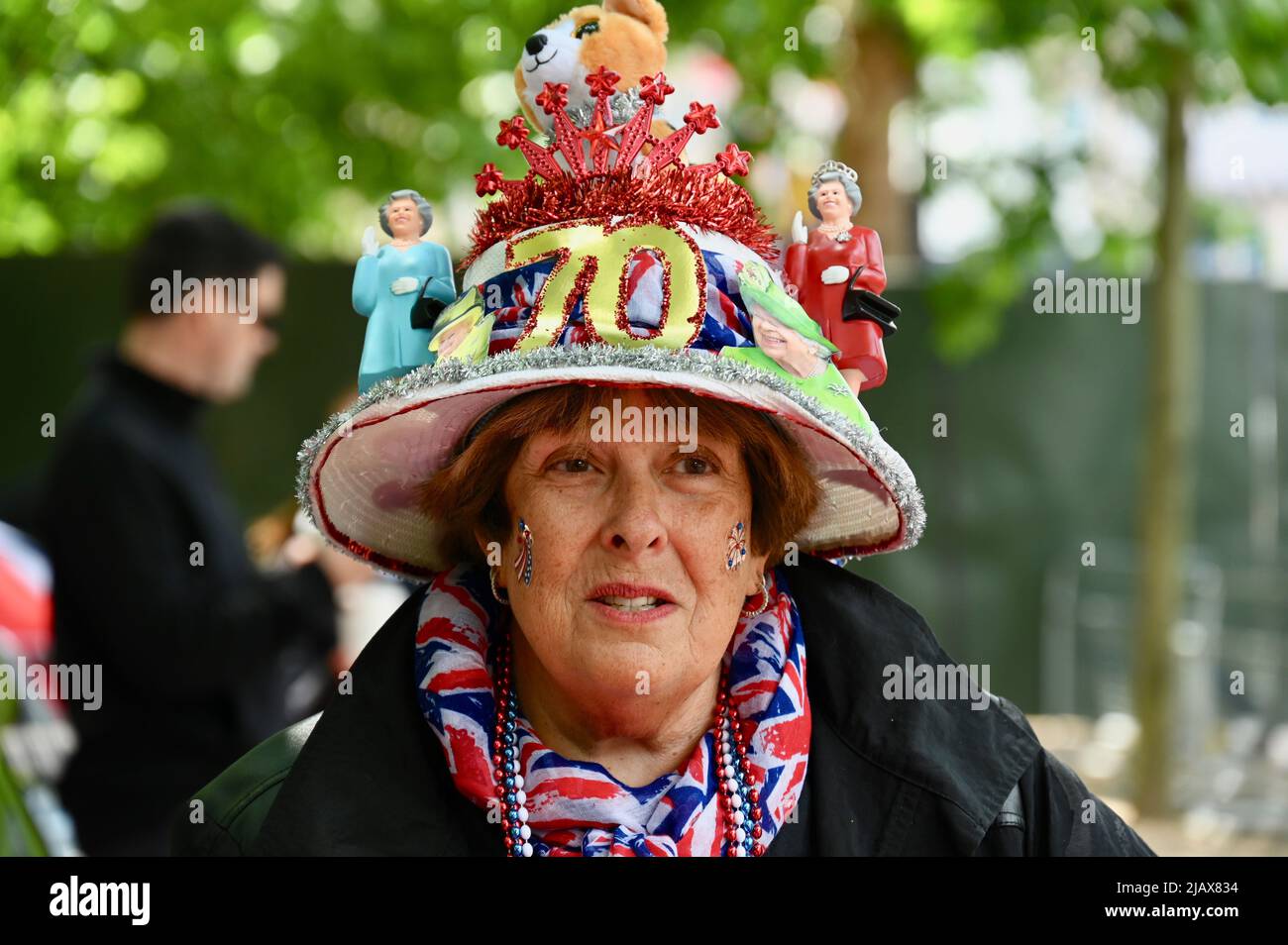 London, Großbritannien. 1. Juni 2022. Donna Werner aus Connecticut. Fans der Queen versammelten sich heute in der Mall, um einen Platz für ihre Zelte in der Nähe des Buckingham Palace zu reservieren. Sie alle schienen begeistert, das Platin-Jubiläum zu feiern, das vom 2.. Bis 5.. Juni 2022 stattfindet. Kredit: michael melia/Alamy Live Nachrichten Stockfoto