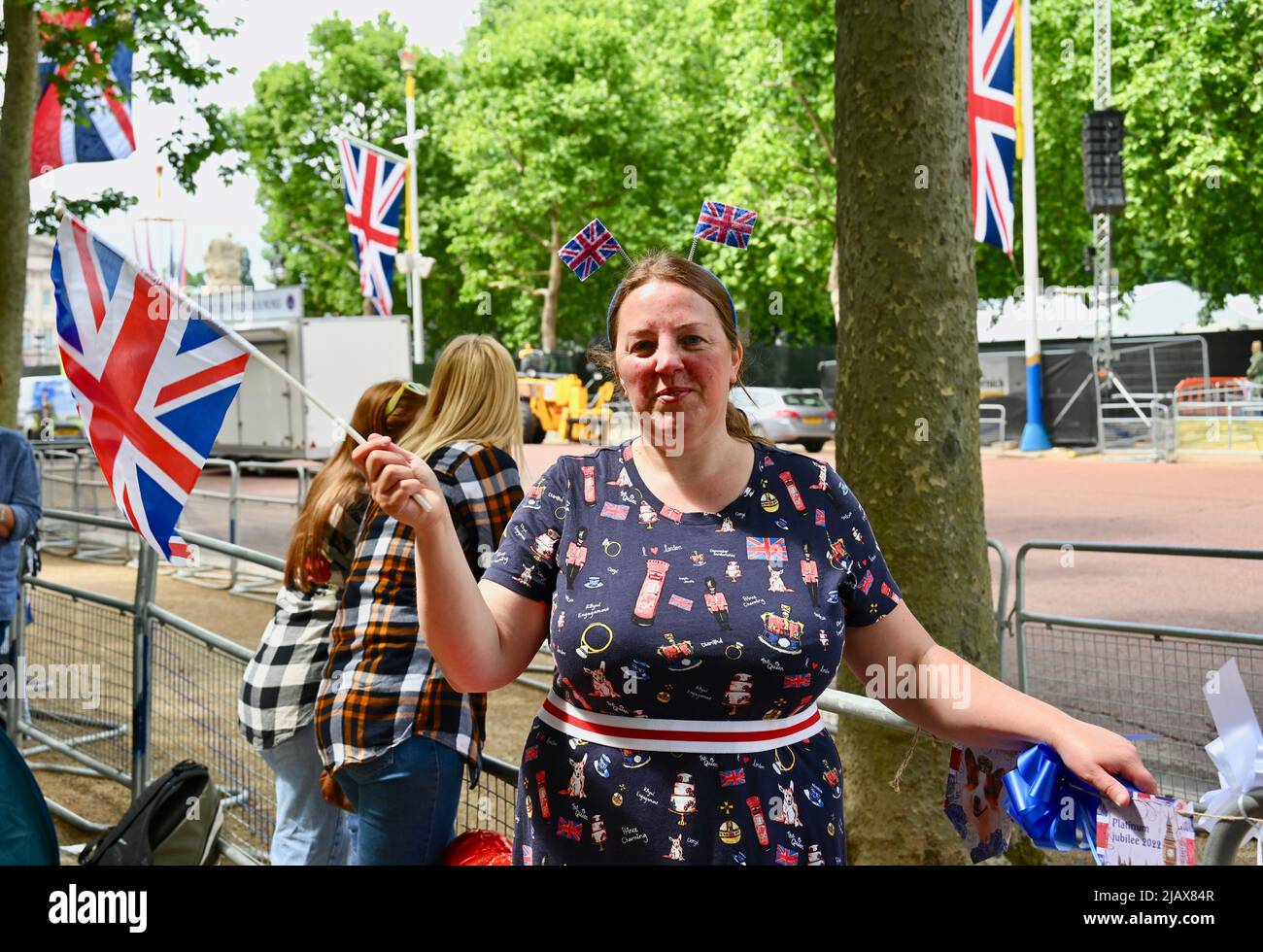 London, Großbritannien. 1. Juni 2022. Fans der Queen versammelten sich heute in der Mall, um einen Platz für ihre Zelte in der Nähe des Buckingham Palace zu reservieren. Sie alle schienen begeistert, das Platin-Jubiläum zu feiern, das vom 2.. Bis 5.. Juni 2022 stattfindet. Kredit: michael melia/Alamy Live Nachrichten Stockfoto
