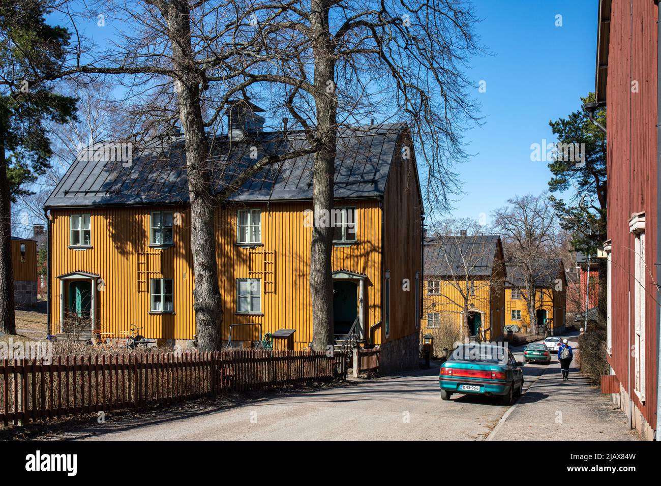Gelbe Holzhäuser in einem Wohngebiet im Stadtteil Puu-Käpylä in Helsinki, Finnland Stockfoto