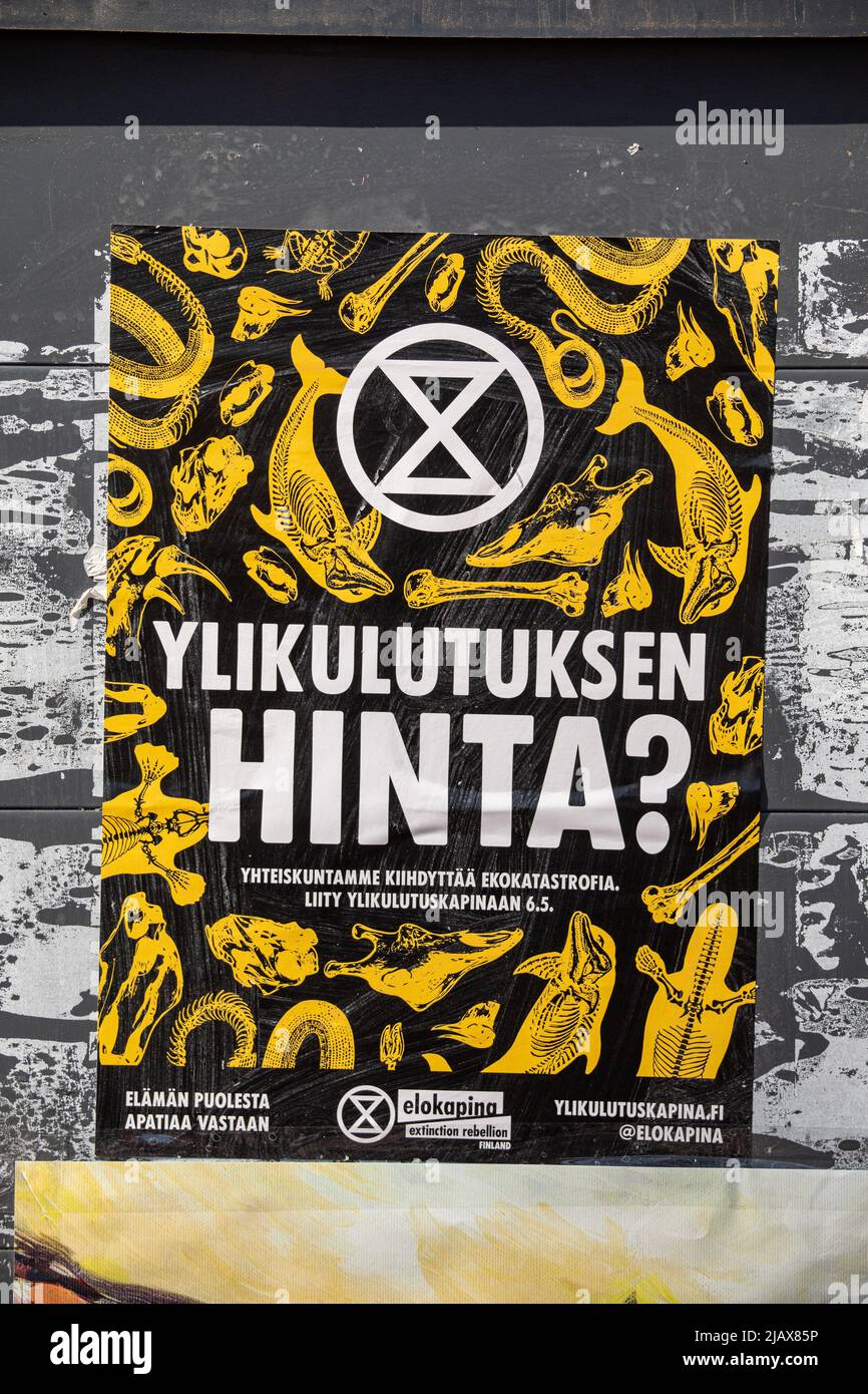 Ylikulutuksen hinta? Elokapina oder Aussterben Rebellion Finnland Wheatpaste Poster in Helsinki, Finnland. Stockfoto