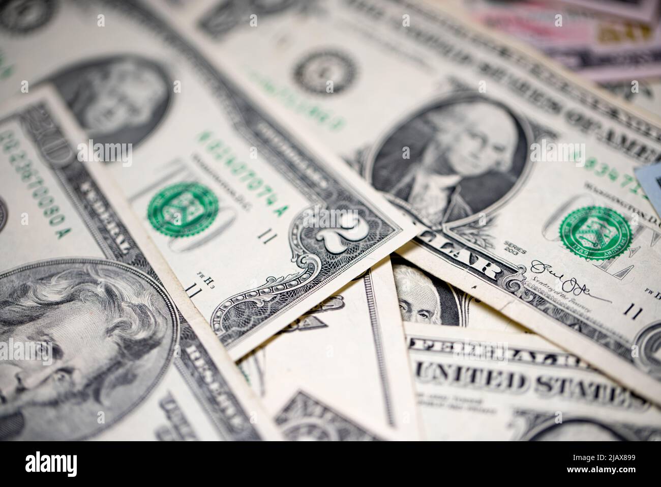 Verteilen Sie Banknoten, seltene zwei-Dollar-Banknoten neben einer US-Dollar-Banknote. Amerikanisches Geld und Bargeld Stockfoto