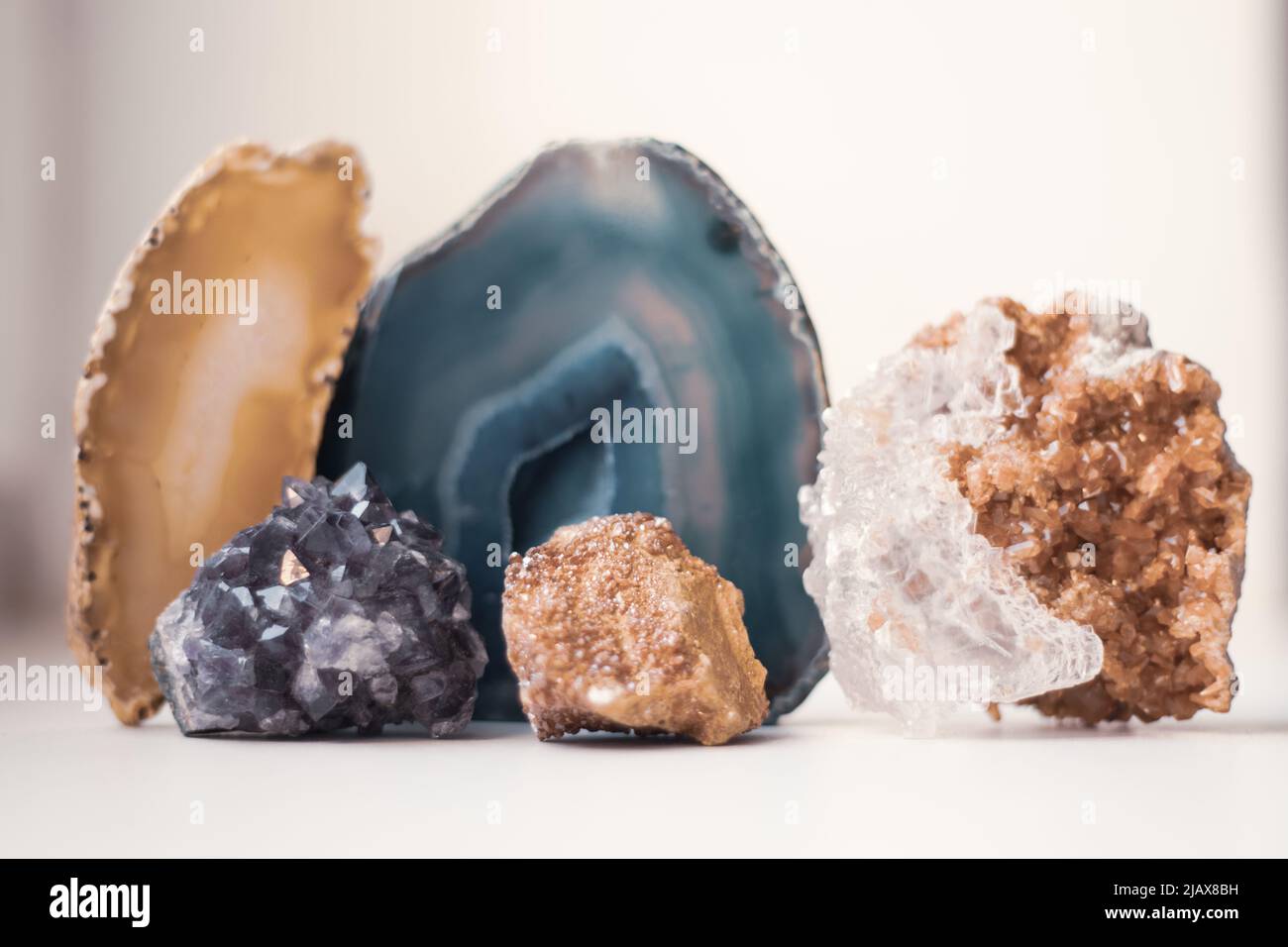 Großer blauer Kristall aus Achat- und Druse-Kristallen, Querschnitt isoliert auf weißem Hintergrund. Natürliche transluzente Kristallachat-Oberfläche, Sammlung von m Stockfoto