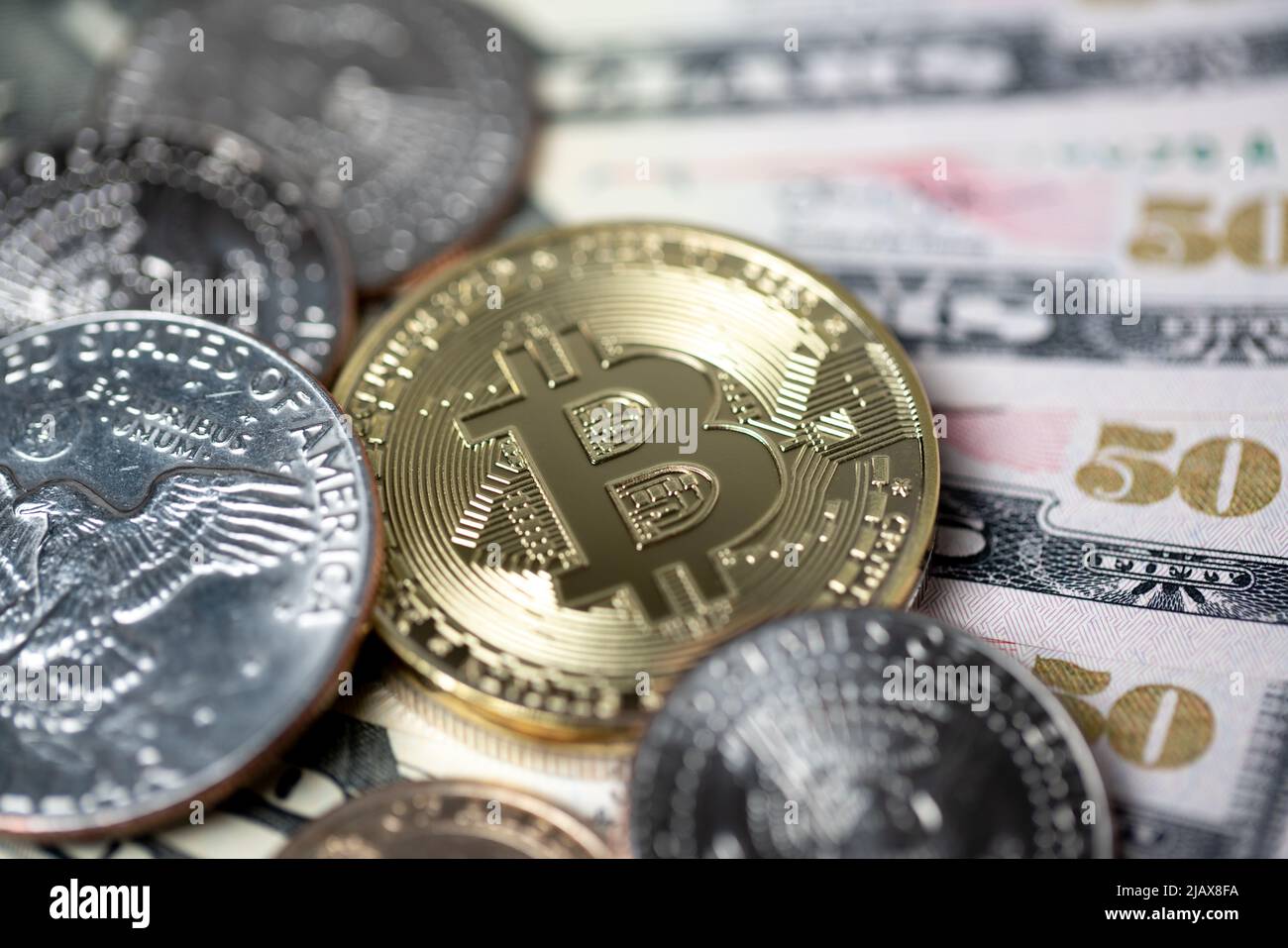 Bitcoin-Kryptowährung, die in Dollarmünzen und -Banknoten umgetauscht wird. Handel mit digitalen Assets wie Bitcoin. Digitales Blockchain-Technologiekonzept. Stockfoto