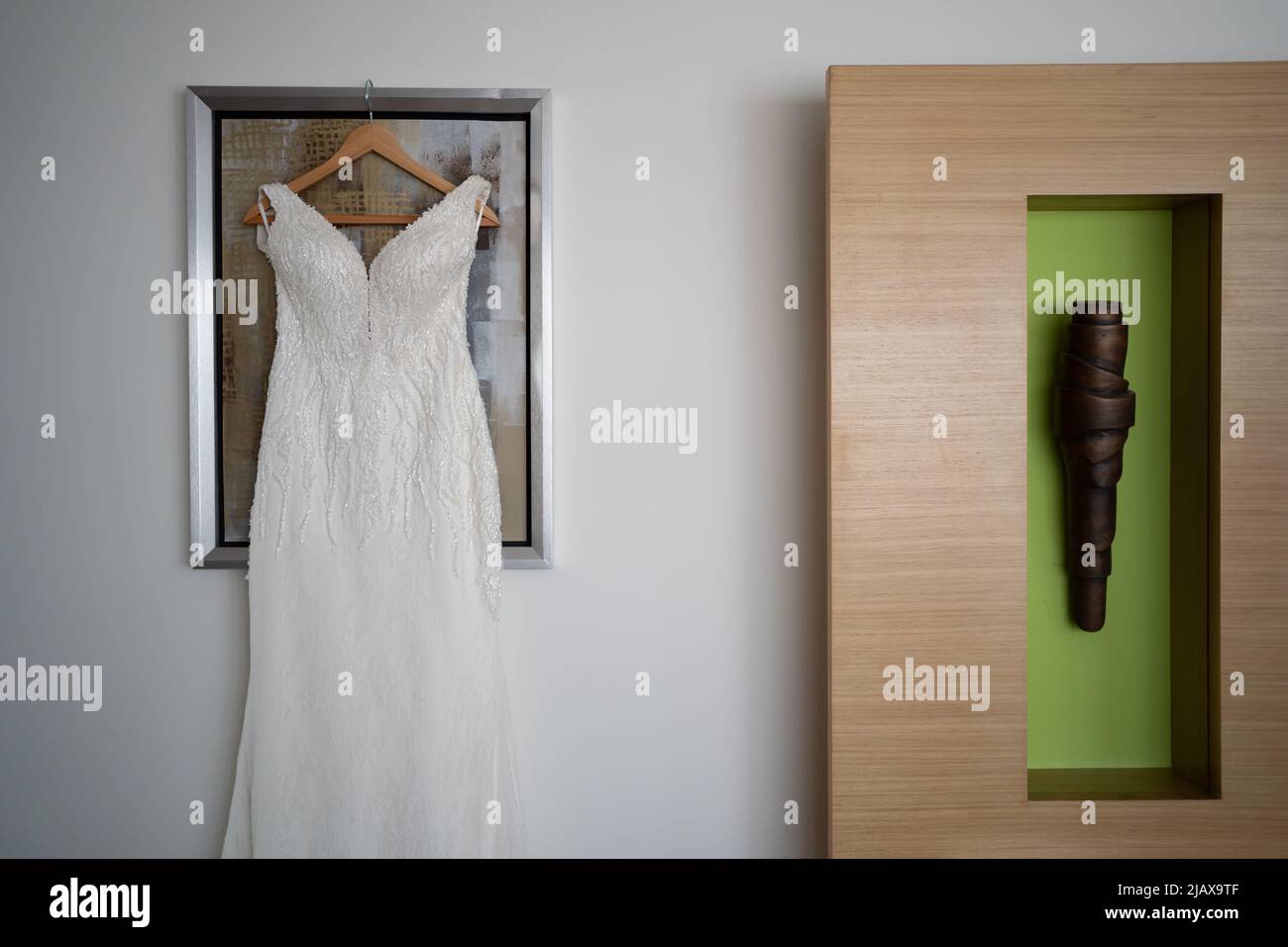 Weißes Hochzeitskleid für Braut Stockfoto