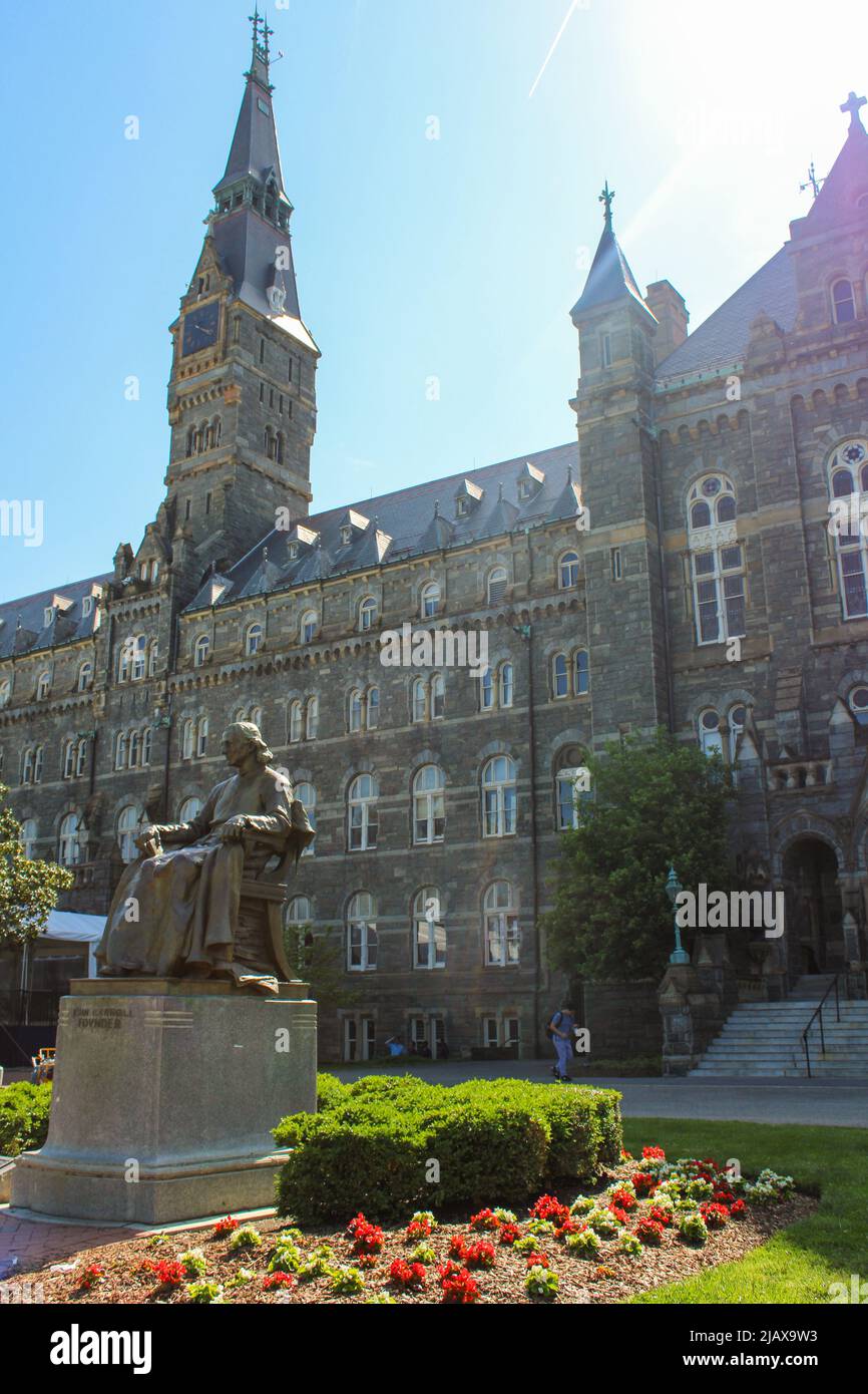 Georgetown University Gebäude mit Statue des Gründers. Stockfoto