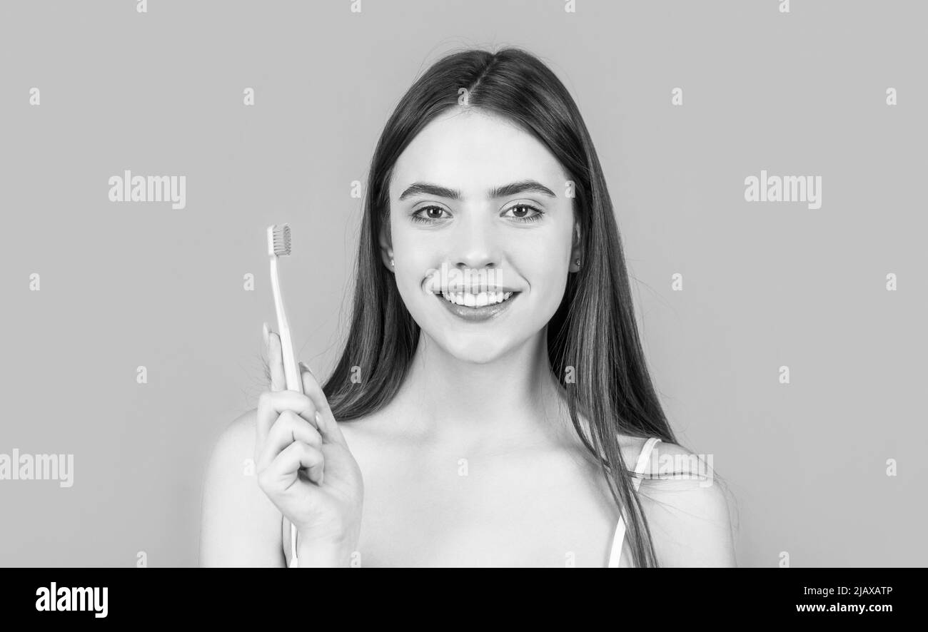 Glückliches Mädchen Zähneputzen. Das Konzept eines gesunden Lebensstils. Zahnhygiene. Lächelnde junge Frau mit gesunden Zähnen mit einer Zahnbürste. Jung Stockfoto