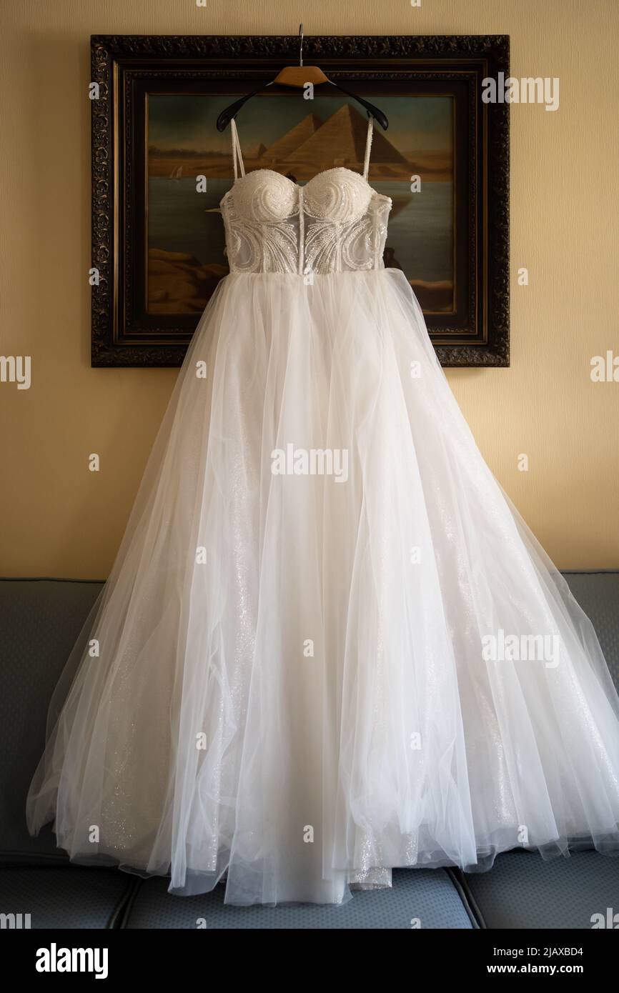 Weißes Hochzeitskleid für Braut Stockfoto