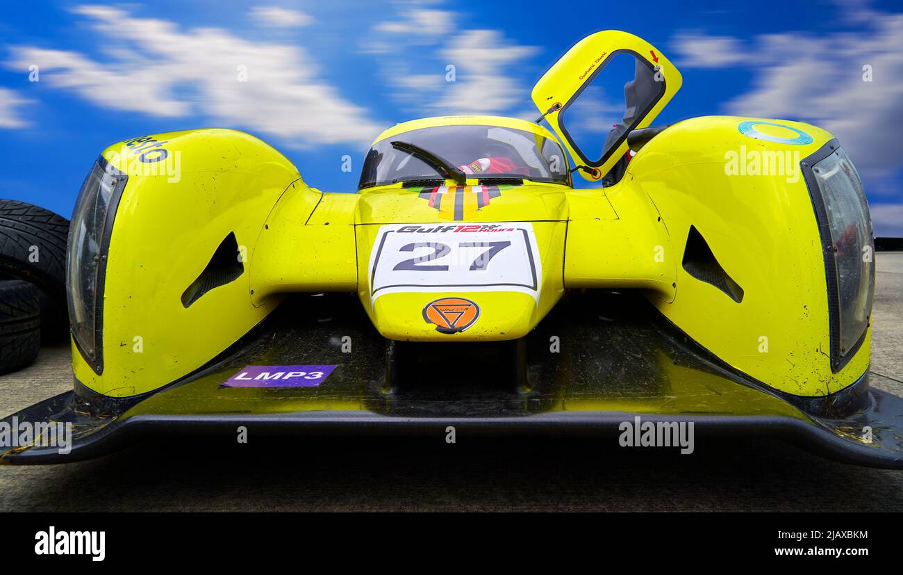 Hildesheim, 21. Mai 2022: Alter gelber Rennwagen mit voller aerodynamischer Verkleidung und Flügeltüren Stockfoto