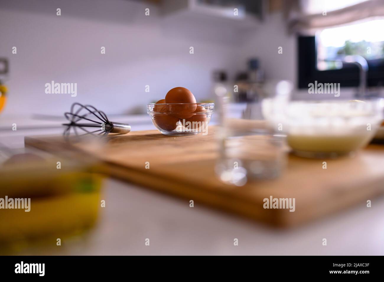 Zutaten auf der Arbeitsplatte in der heimischen Küche Stockfoto