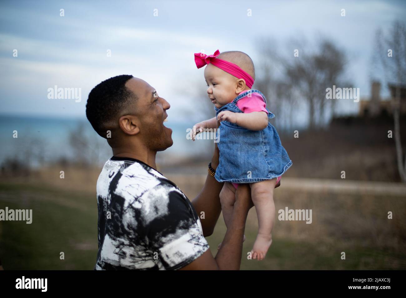 Schwarzer Vater halten und spielt mit Baby Mädchen Stockfoto