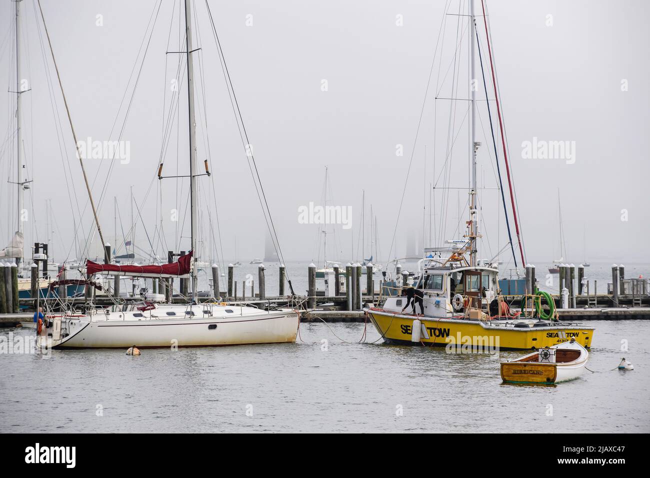 Stock-Fotos von Tropical Storm Henri aus dem Jahr 2021 in Newport, Rhode Island. Blick auf Segelboote und Docks während eines Sturms. Stockfoto