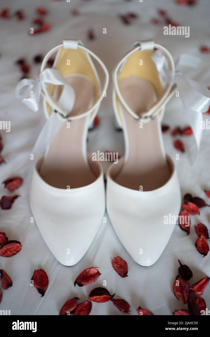 Weiße Hochzeitsschuhe für die Braut Stockfoto