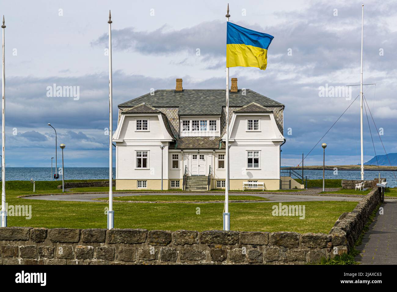 Höfði Haus in Reykjavik, Island. Das 1909 erbaute Haus des isländischen Dichters Einar Benediktsson beherbergte auch den ikonischen politischen Gipfel von Ronald Reagan und Mikhail Gorbatschow. Während des russischen Angriffskrieges fliegt hier die ukrainische Flagge Stockfoto