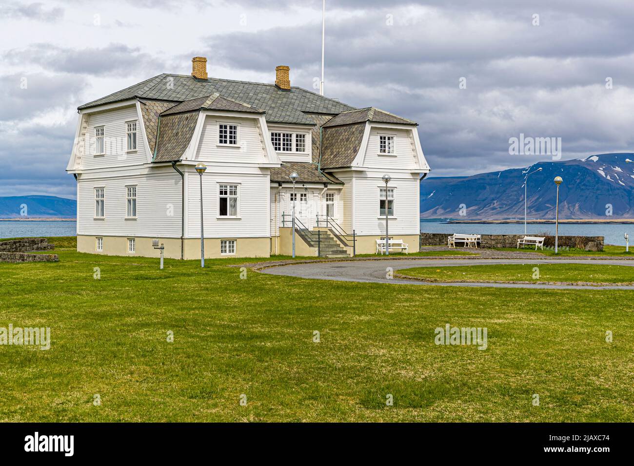 Höfði Haus in Reykjavik, Island. Das 1909 erbaute Haus des isländischen Dichters Einar Benediktsson beherbergte auch den ikonischen politischen Gipfel von Ronald Reagan und Mikhail Gorbatschow Stockfoto