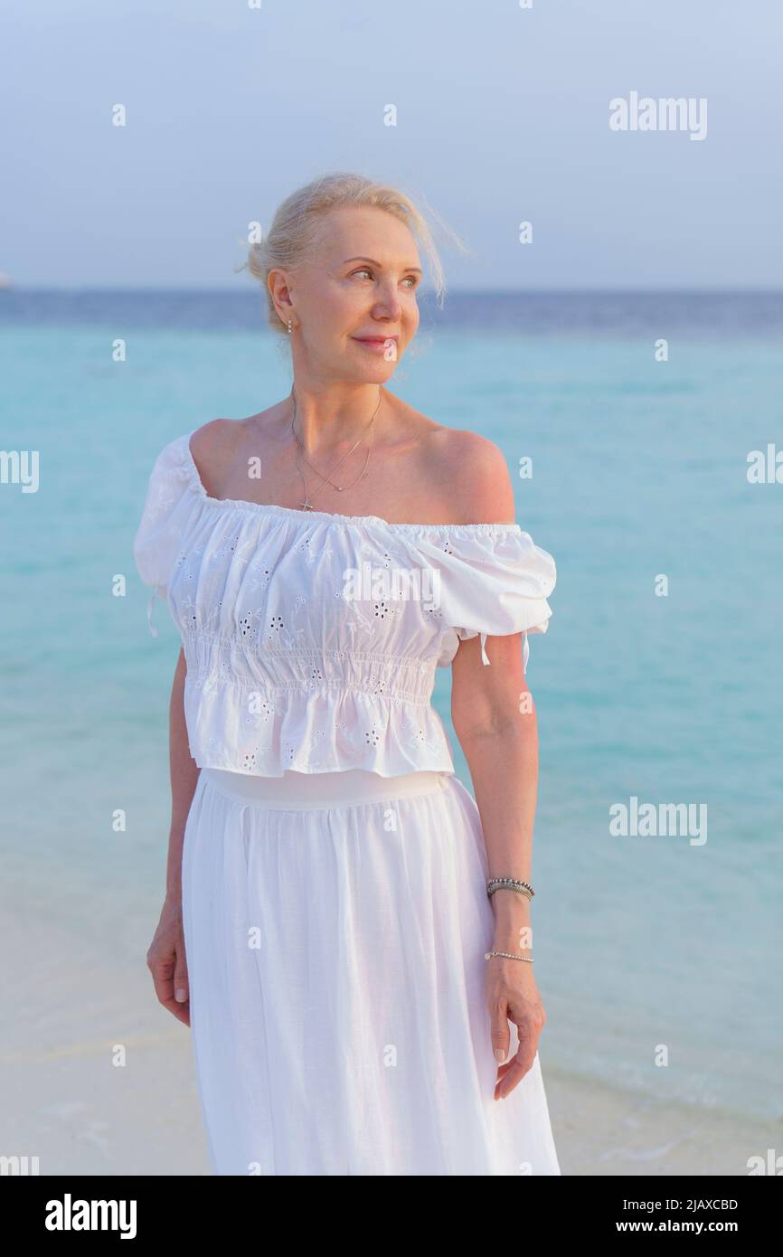 Porträt einer schönen reifen Frau auf dem Meer. Stockfoto