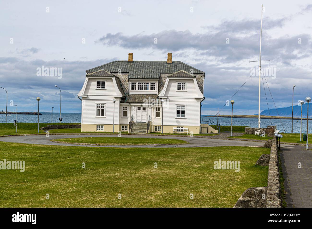 Höfði Haus in Reykjavik, Island. Das 1909 erbaute Haus des isländischen Dichters Einar Benediktsson beherbergte auch den ikonischen politischen Gipfel von Ronald Reagan und Mikhail Gorbatschow. Während des russischen Angriffskrieges fliegt hier die ukrainische Flagge Stockfoto