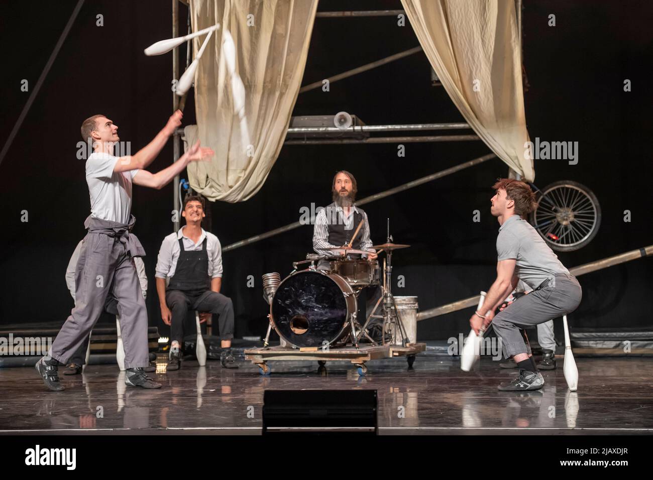 Sadlers Wells Pfau Theater, London, Großbritannien. 1. Juni 2022. Machine de Cirque ist ein Zirkusunternehmen mit Sitz in Québec City, das eine poetische und humorvolle Produktion inszeniert, in der sich sechs Jungs allein auf der Welt befinden. In einem Universum ohne Frauen und Computer lassen sie sich leicht von ihren Fantasieflügen ablenken und teilen ein besonderes Talent dafür, sich in schwierige Situationen zu begeben. Quelle: Malcolm Park/Alamy Live News Stockfoto