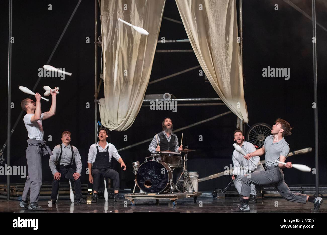 Sadlers Wells Pfau Theater, London, Großbritannien. 1. Juni 2022. Machine de Cirque ist ein Zirkusunternehmen mit Sitz in Québec City, das eine poetische und humorvolle Produktion inszeniert, in der sich sechs Jungs allein auf der Welt befinden. In einem Universum ohne Frauen und Computer lassen sie sich leicht von ihren Fantasieflügen ablenken und teilen ein besonderes Talent dafür, sich in schwierige Situationen zu begeben. Quelle: Malcolm Park/Alamy Live News Stockfoto